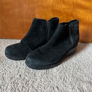 Sorel Black Suede Ankle Chelsea Booties Evie Zip Wedge sz 8